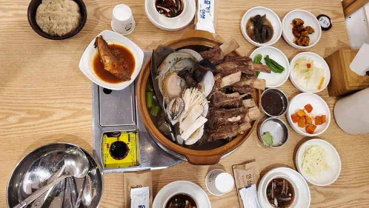 Full table setting of the king galbi hot pot