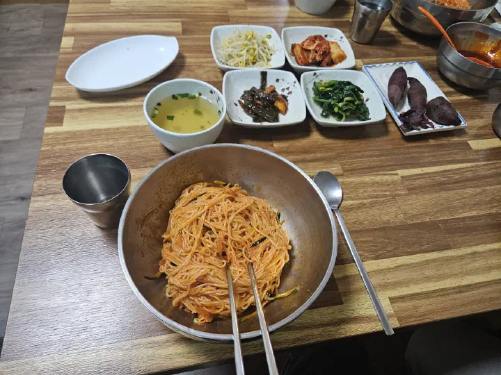 A full table of sashimi noodles at Daegung Hoetown, Homigot, Pohang