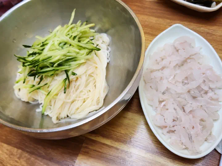 Hoeguksu noodles and a plate of wild-caught sashimi at Daegung Hoetown