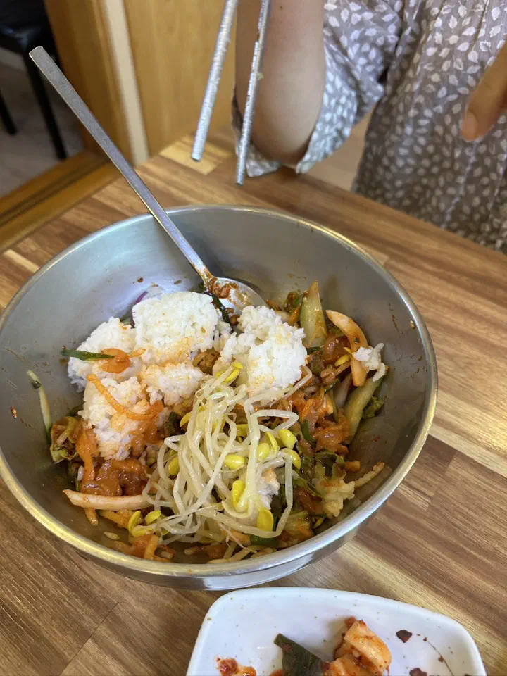 Hoetbap, raw fish over rice, at Daegung Hoetown