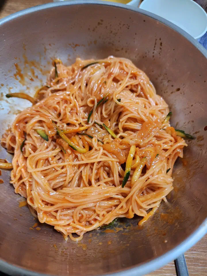Close-up of the tossed sashimi noodles at Daegung Hoetown