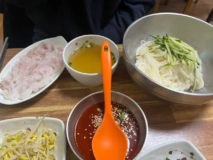 Comparison of mulhoe sauce and hoeguksu sauce at Daegung Hoetown