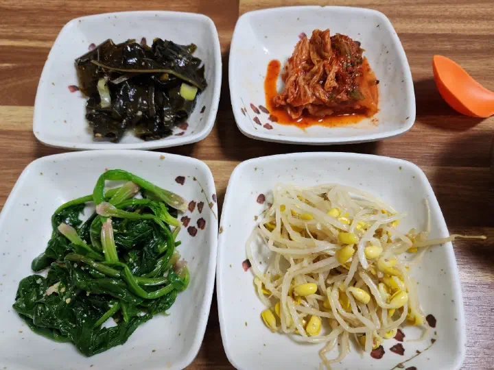 Home-style side dishes at Daegung Hoetown