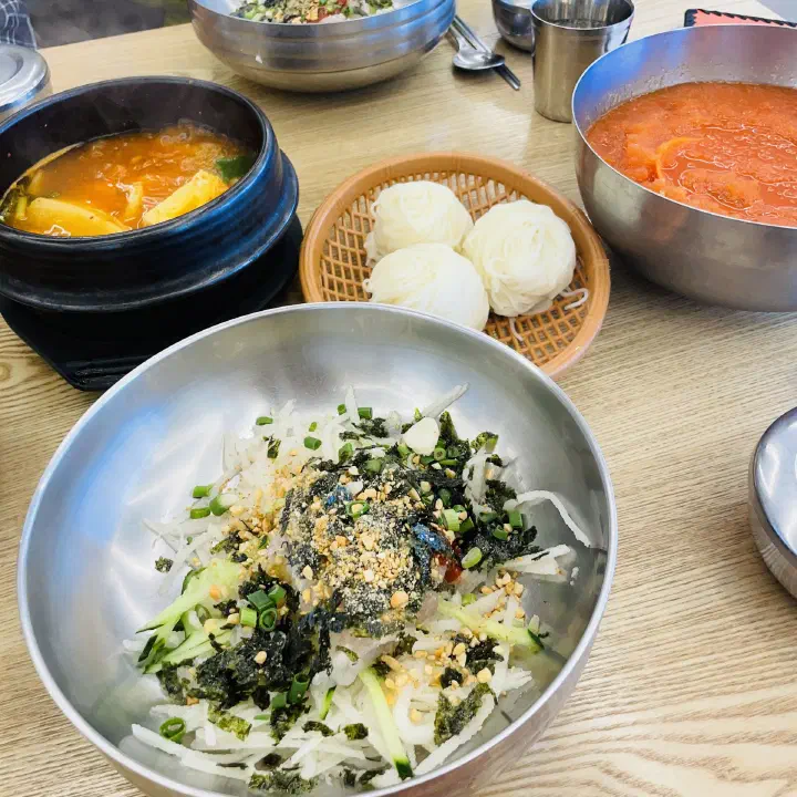 환여횟집 물회 그릇과 신선한 회