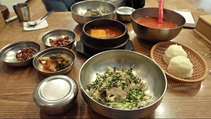 환여횟집 물회 한 상 가득 차려진 모습