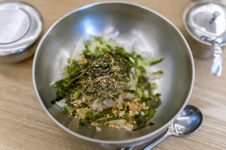 환여횟집 물회에 올라간 신선한 가자미회