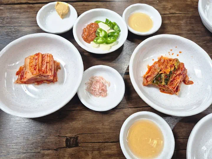 Side dishes at Jumunjin Makguksu