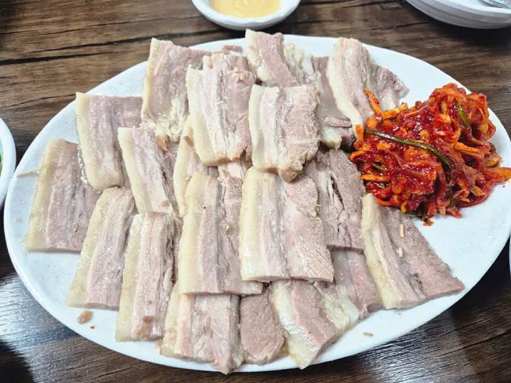 주문진 막국수 수육 대 한 접시