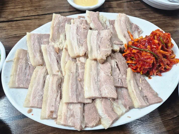 Large suyuk platter at Jumunjin Makguksu