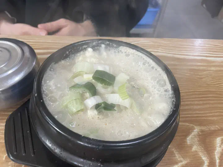 뚝배기 안에서 몽글몽글하게 뭉친 백년옥 손두부 순두부 덩어리 클로즈업