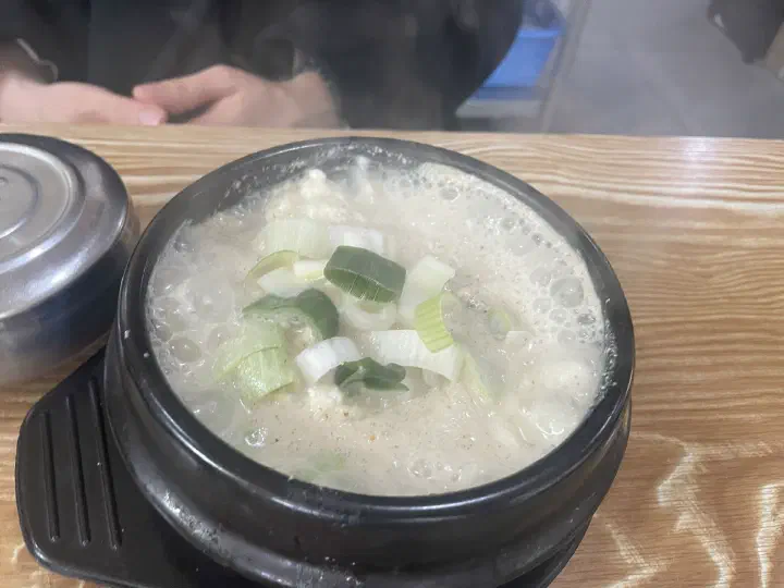 뚝배기 안에서 몽글몽글하게 뭉친 백년옥 손두부 순두부 덩어리 클로즈업