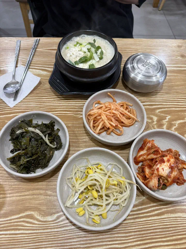 백년옥 들깨순두부 뚝배기와 미역무침 무생채 콩나물 배추김치 밑반찬 한 상