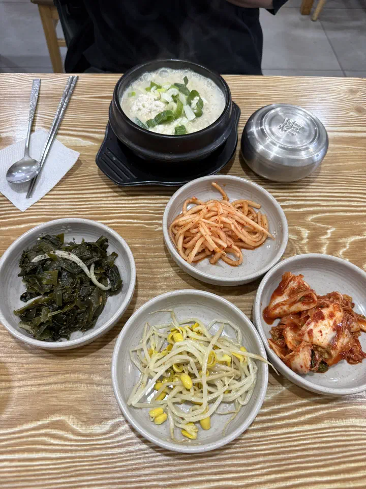 백년옥 들깨순두부 뚝배기와 미역무침 무생채 콩나물 배추김치 밑반찬 한 상