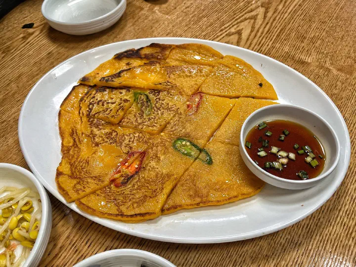 늙은 호박을 곱게 다져 부친 백년옥 황호박전과 양념간장