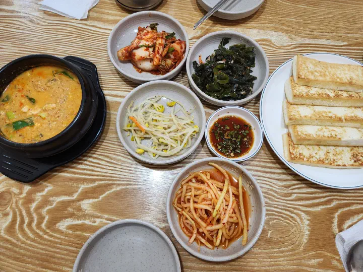 백년옥 콩비지찌개와 생두부부침, 밑반찬 네 가지를 함께 차린 2인 상차림