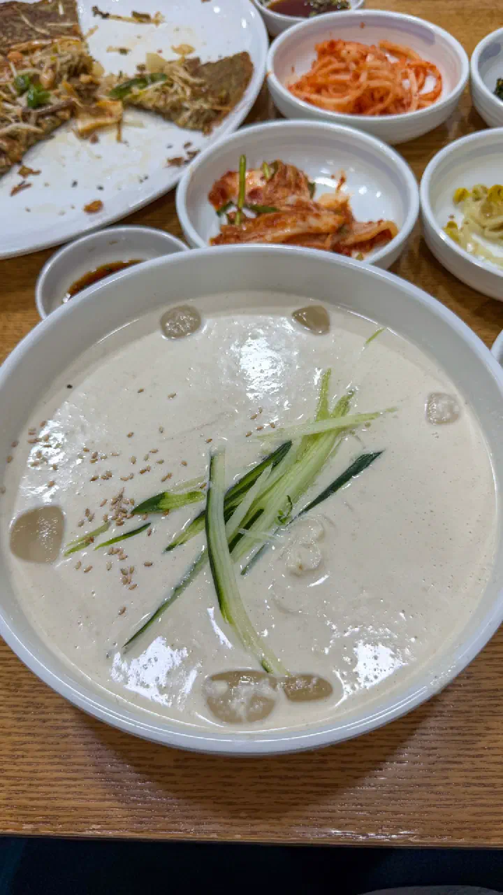 살얼음이 뜬 진한 콩물에 오이채를 올린 백년옥 여름 한정 냉콩국수