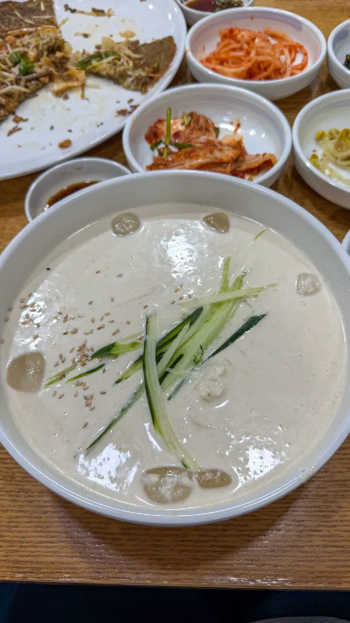 살얼음이 뜬 진한 콩물에 오이채를 올린 백년옥 여름 한정 냉콩국수