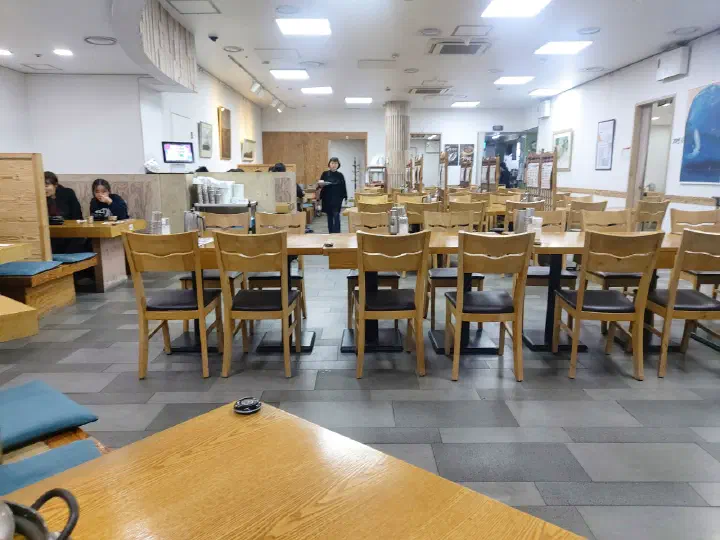 백년옥 신관 내부, 널찍하게 놓인 원목 테이블과 좌식 자리
