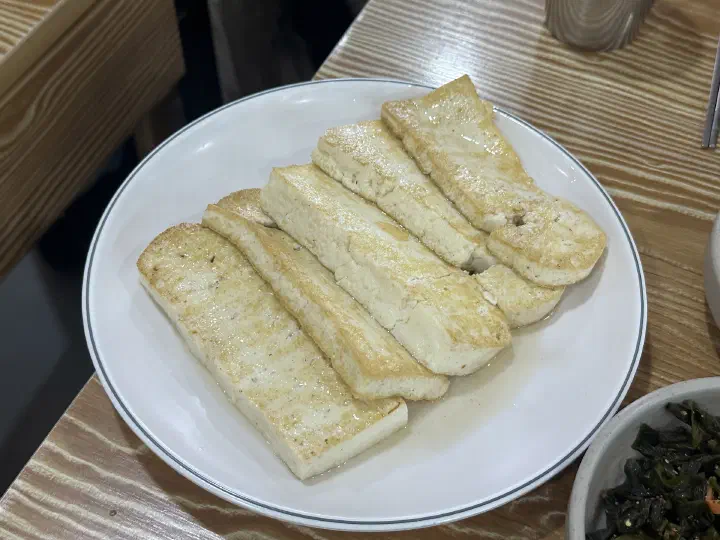 겉은 노릇하고 속은 부드러운 백년옥 생두부부침 접시
