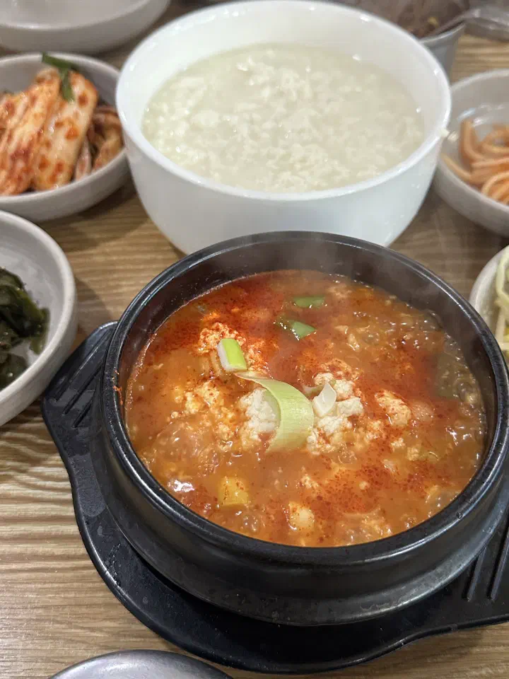 백년옥 자연식 순두부 흰 그릇과 얼큰한 뚝배기 순두부를 함께 차린 상
