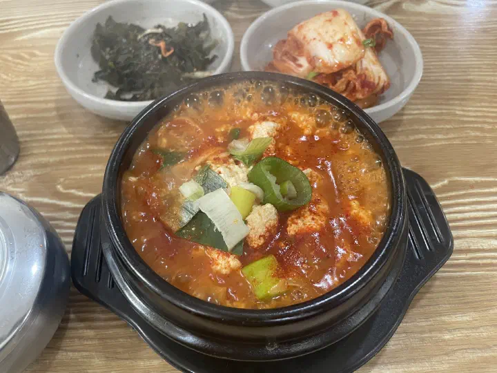 백년옥 뚝배기 순두부와 함께 나온 미역무침 배추김치 밑반찬