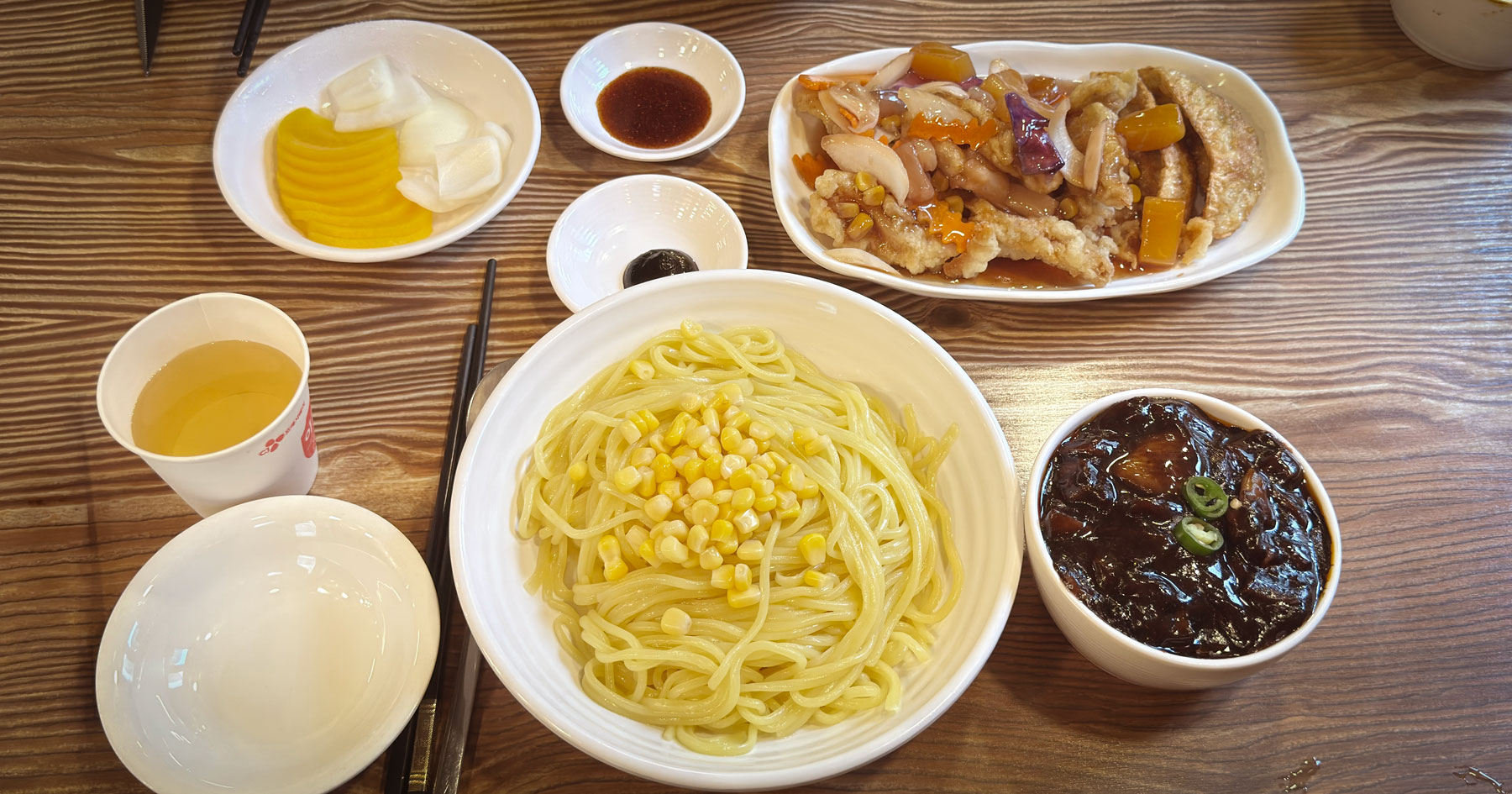 Spicy gochu-ganjjajang and gochu-jjamppong at Yeonghwaru in Seochon, Seoul