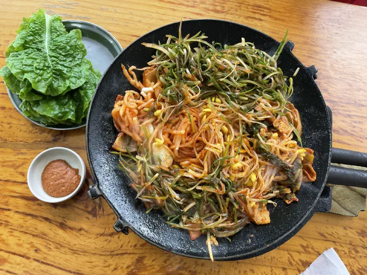 Finished Jeju-style duruchigi served with lettuce and ssamjang dipping sauce