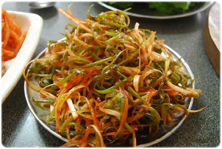 Spicy shredded scallion side dish added to the duruchigi