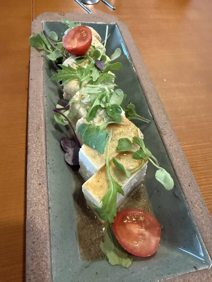 Tofu dish topped with micro greens and cherry tomatoes from the healthy AI course