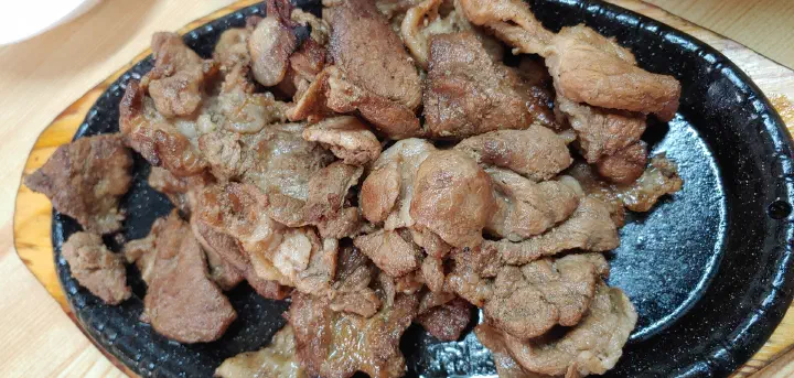 300g plate of sutbul yangnyeom dwaeji bulgogi, charcoal-grilled marinated pork, served on a hot plate