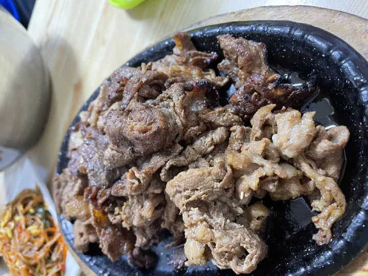 얇게 썰어 야들야들하게 구워진 숯불양념돼지불고기 클로즈업