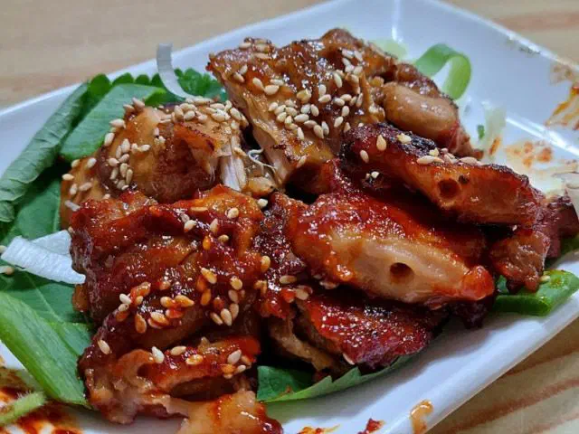 데리야끼맛과 매운맛을 함께 담아낸 숯불양념닭꼬치