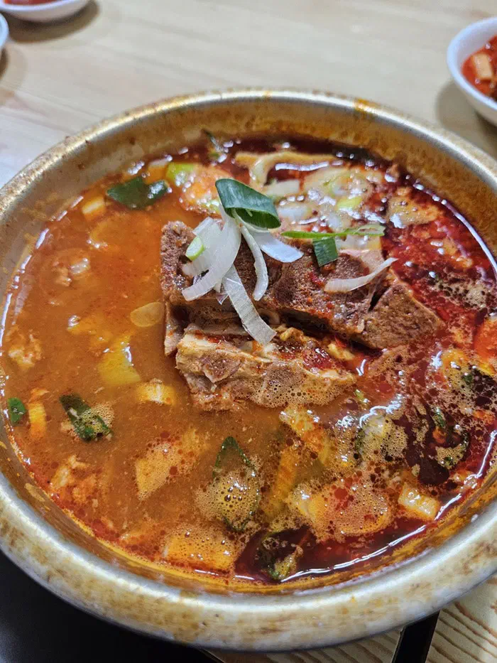 Yangpuni gamjatang, Korean pork bone stew simmered in a wide metal basin