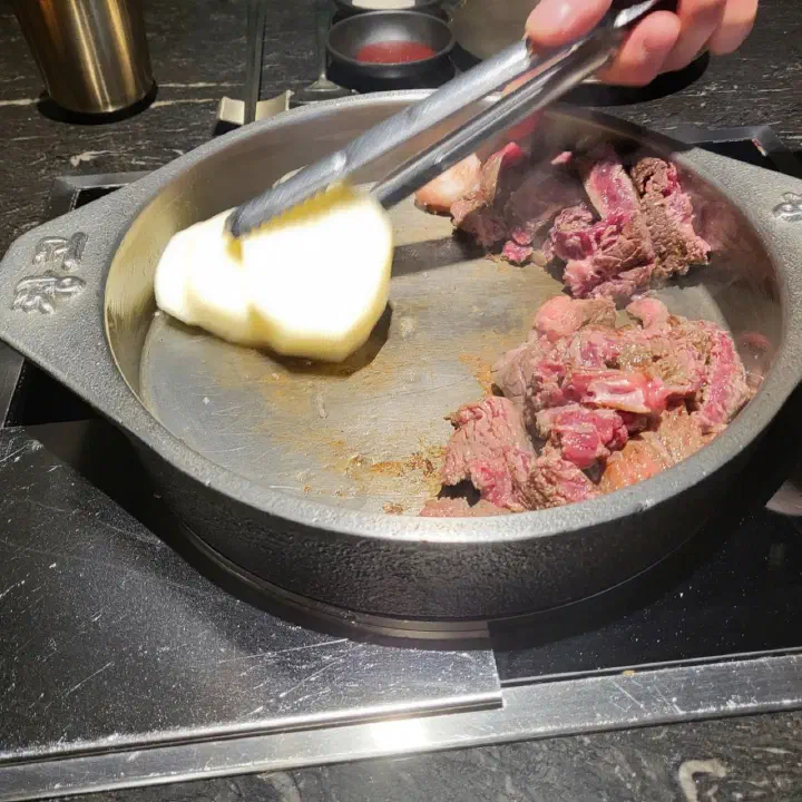 창고43 판교점 버터를 올려 구워주는 한우