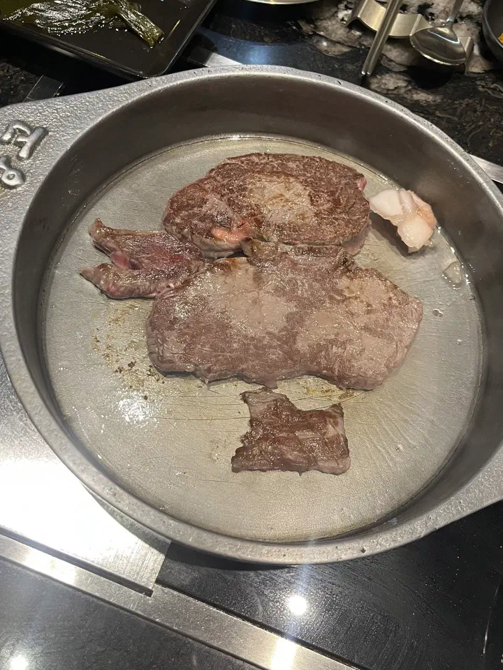 창고43 판교점 무쇠솥에 구워지는 한우