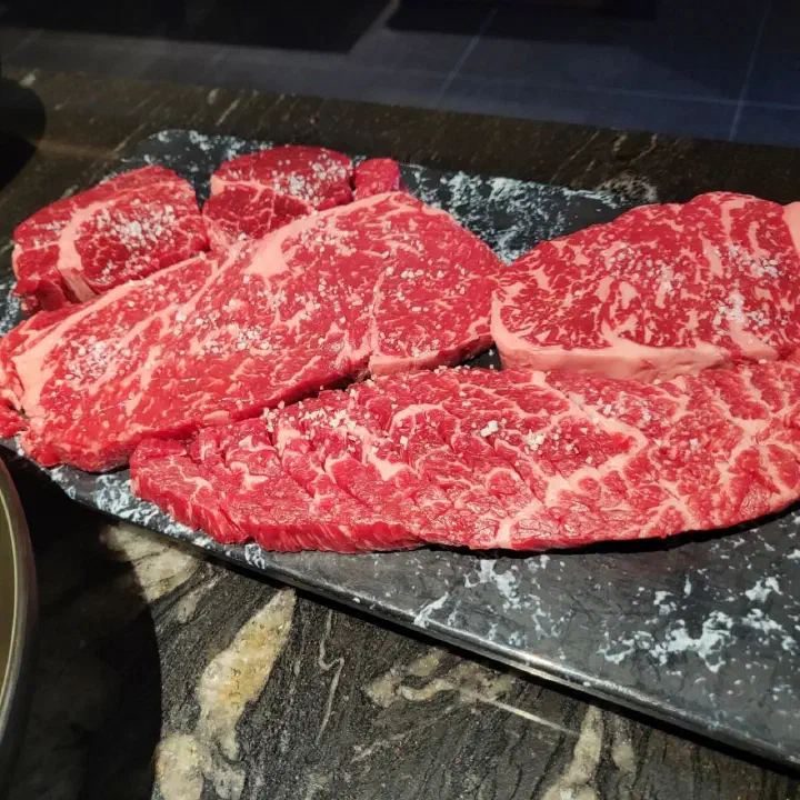 창고43 판교점 마블링 가득한 한우 한 덩이