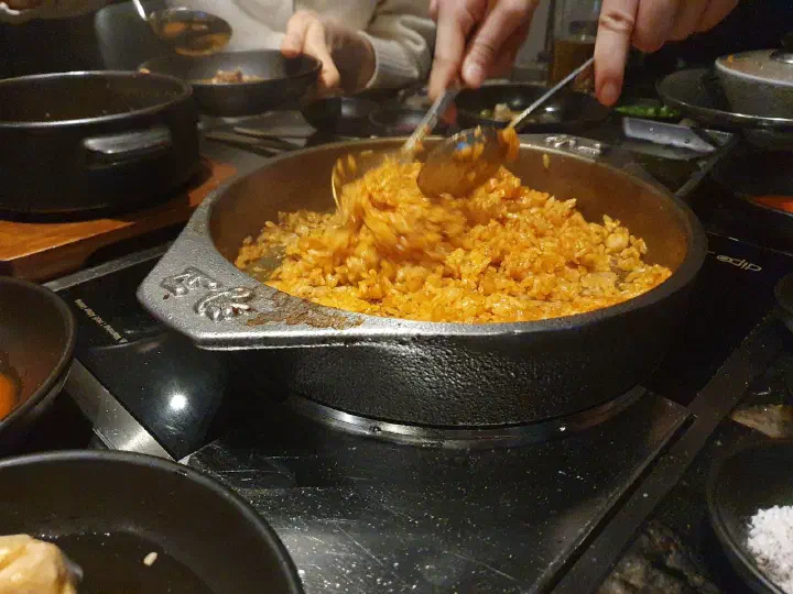 창고43 판교점 무쇠솥 깍두기볶음밥
