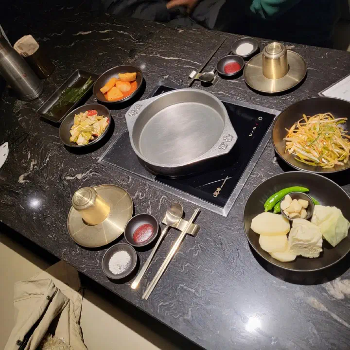 창고43 판교점 한우 상차림과 반찬 세팅