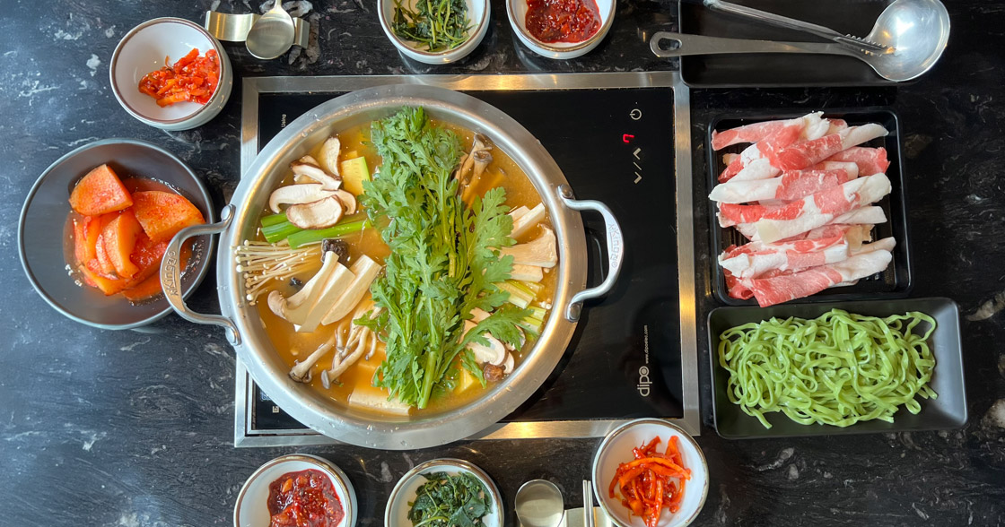 Premium hanwoo grilling in a cast-iron pan at Changgo43 Pangyo