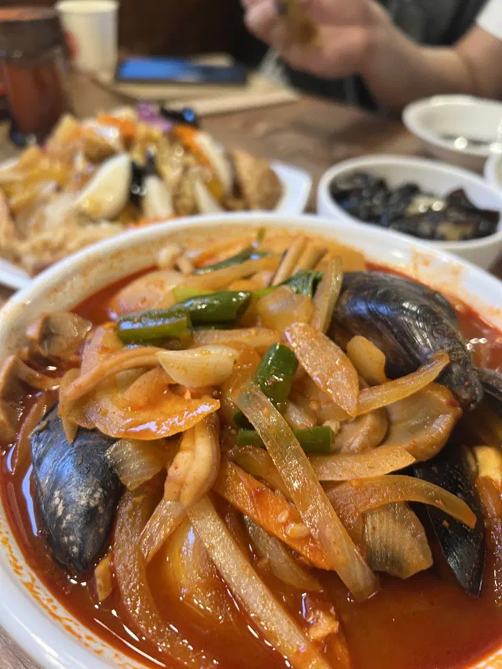 Close-up of Yeonghwaru gochu-jjamppong loaded with mussels and squid