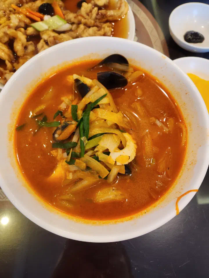 Spicy, clean red broth of Yeonghwaru&rsquo;s gochu-jjamppong