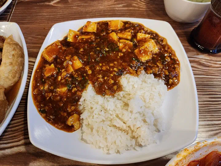 매콤한 마파두부를 밥 위에 올린 영화루 마파두부 덮밥