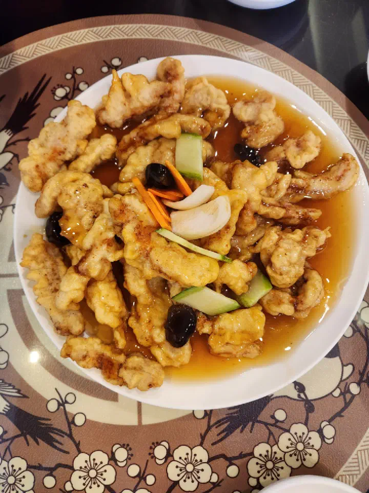 Old-school Yeonghwaru tangsuyuk topped with cucumber and wood-ear mushroom