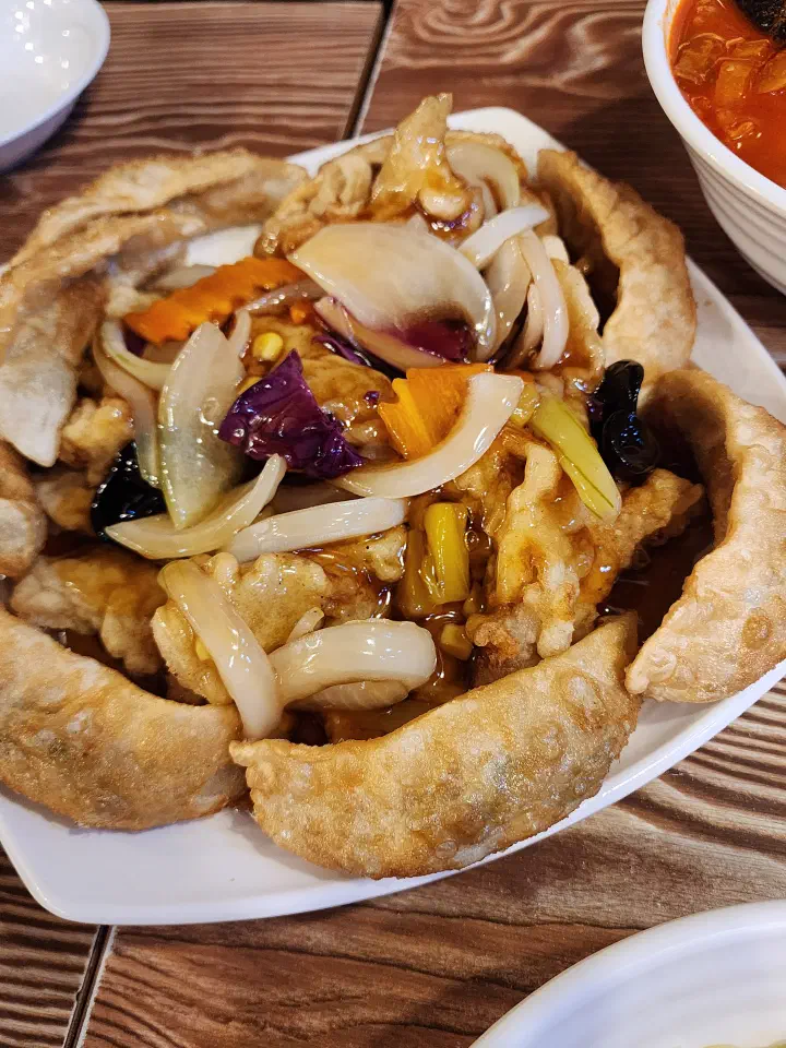 Yeonghwaru&rsquo;s old-school tangsuyuk ringed by crispy fried dumplings in the set
