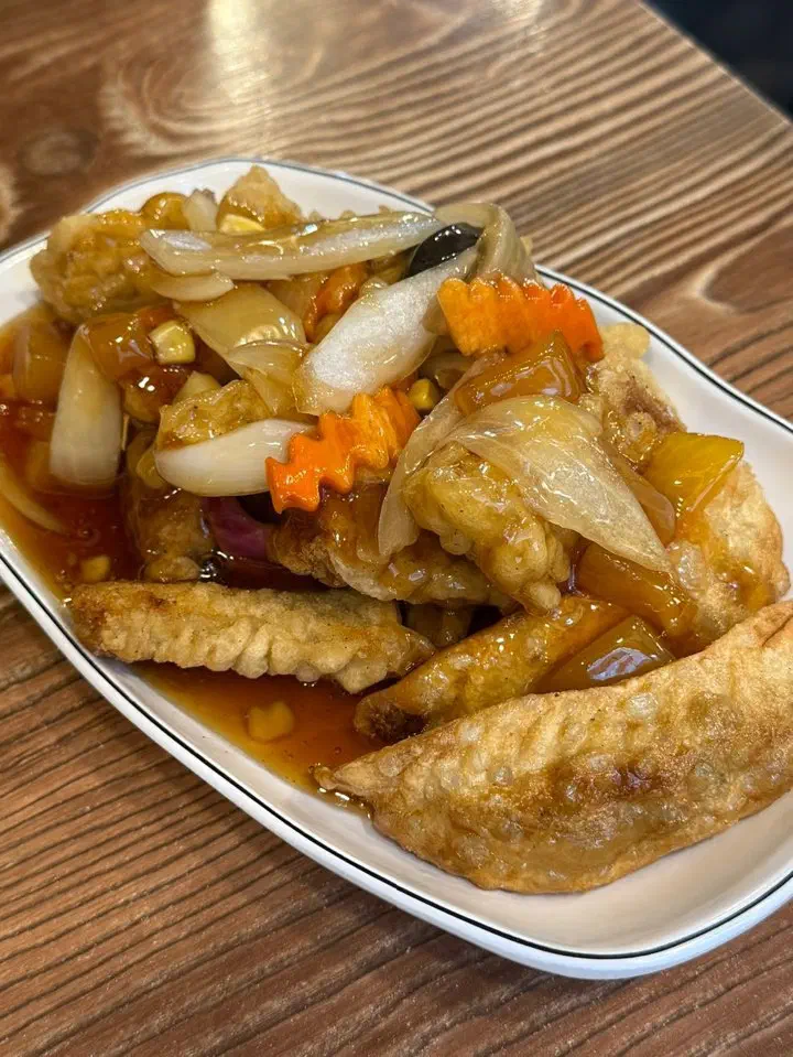Yeonghwaru tangsuyuk served with the sauce poured over, buteok style