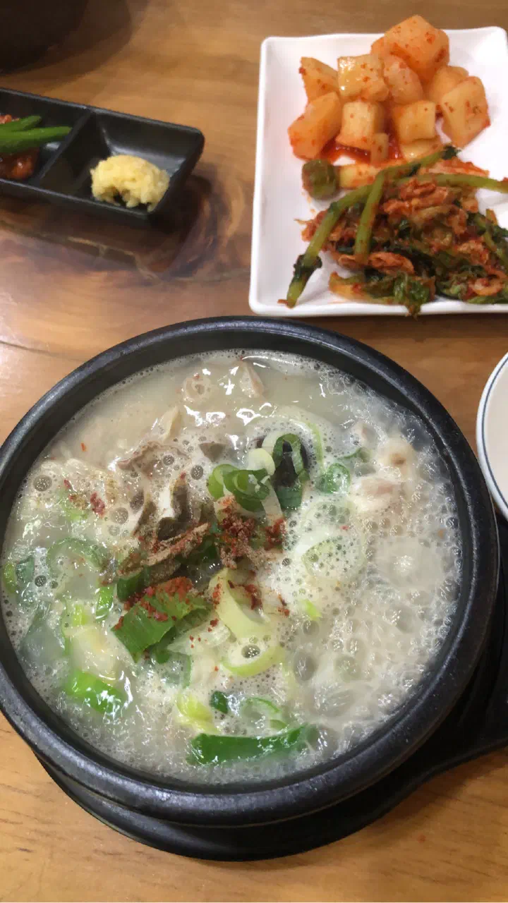 Side dishes served with sundaeguk: kkakdugi radish kimchi, young cabbage kimchi and minced garlic