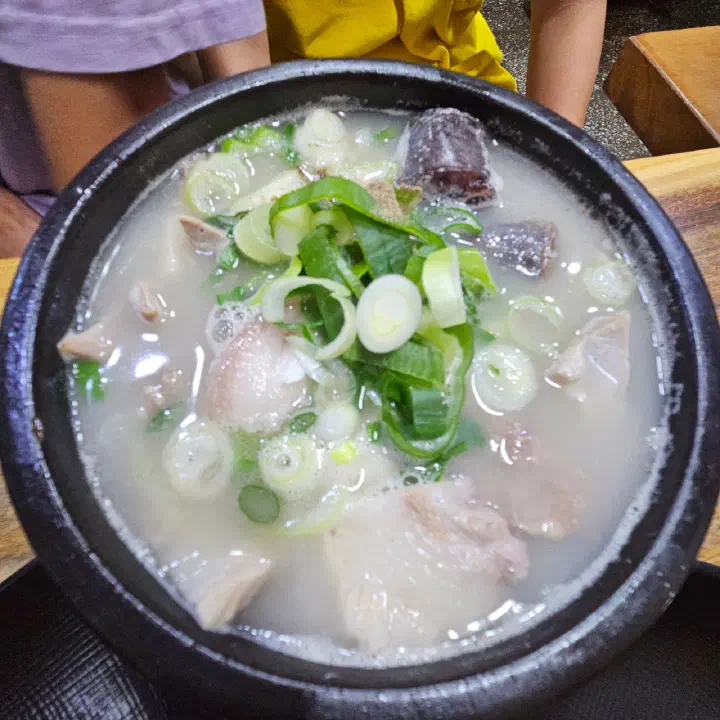 Teuk sundaeguk at Samgeori Meonjimak Sundaeguk, an earthen bowl loaded with extra pork offal