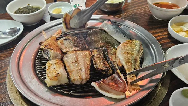 속초 88생선구이 테이블 숯불 화로에 가득 올라간 모둠생선구이