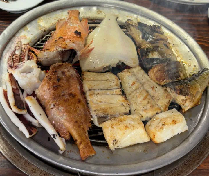 속초 88생선구이 모둠정식, 숯불 화로에 구워진 생선 여덟 종