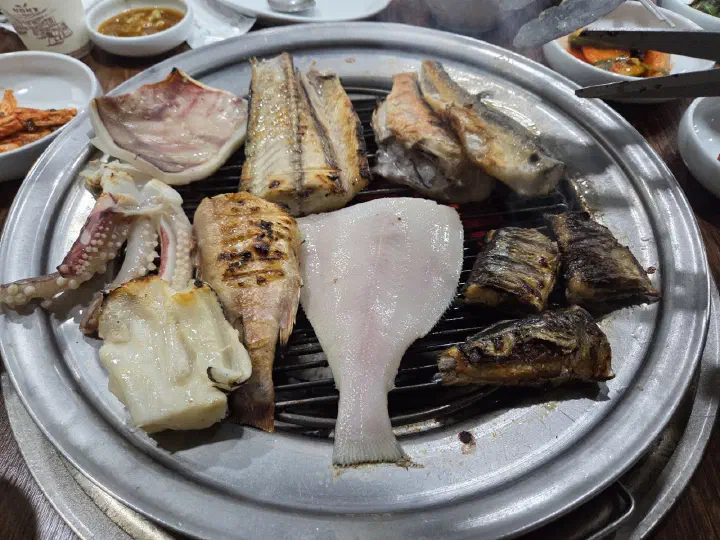 88생선구이 화로에서 가자미와 삼치, 오징어가 한꺼번에 구워지는 모습